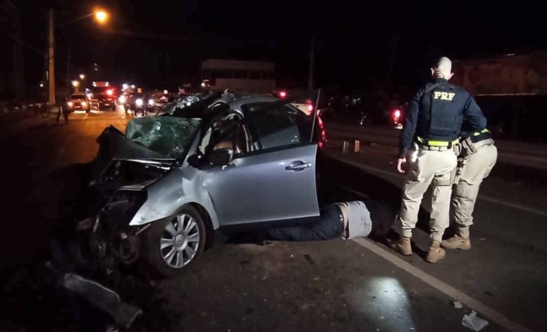 Motorista embriagado perde controle da direção, bate na traseira de uma retroescavadeira e por pouco não morre